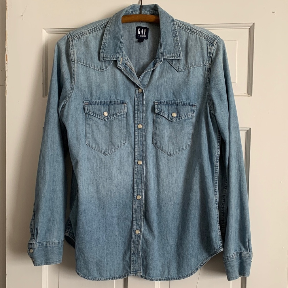 Gap Premium 1969 Denim Western Shirt featuring a light indigo wash
Size M